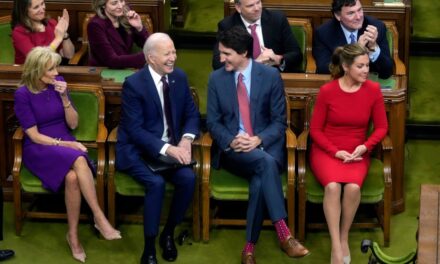 ‘Những thỏa thuận khủng khiếp, khủng khiếp’: Trump chỉ trích chuyến thăm Canada của Biden
