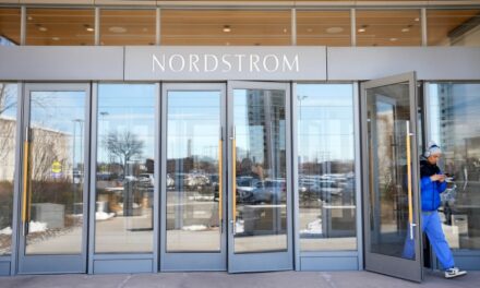 <strong>Nordstrom Canada bắt đầu thanh lý vào thứ Ba 21/3 sau khi nhận được sự cho phép của tòa án Ontario</strong>
