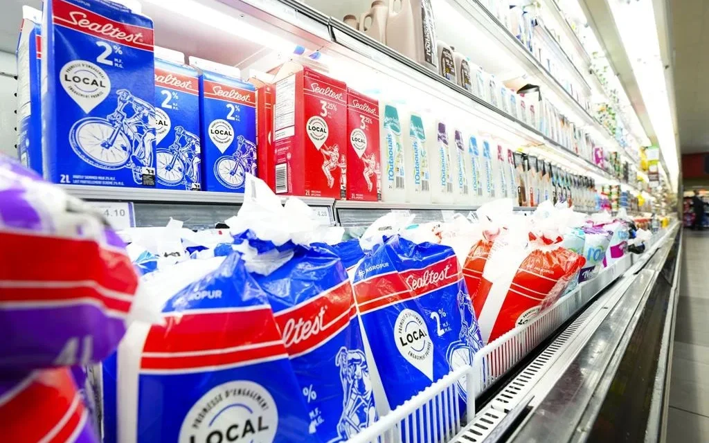 Luật mới nhằm bảo vệ giá sữa, gia cầm của Canada