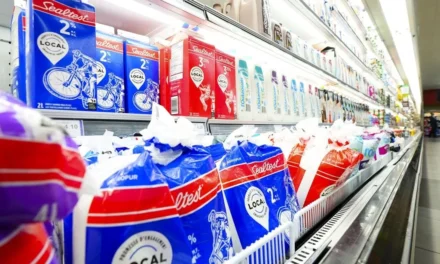 Luật mới nhằm bảo vệ giá sữa, gia cầm của Canada