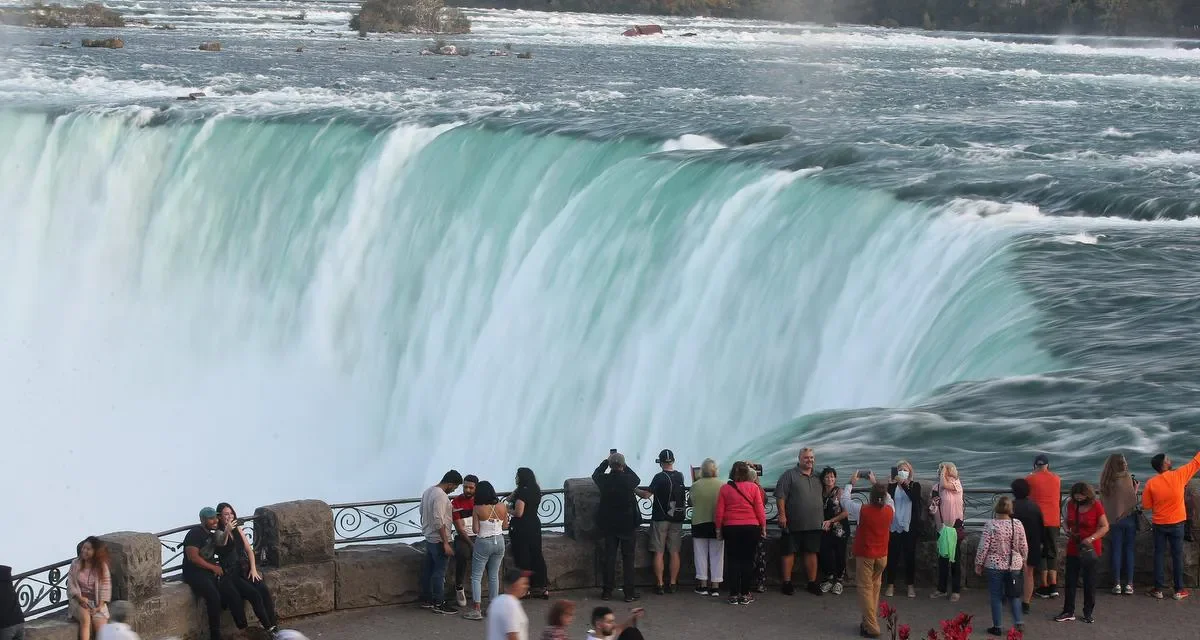 Thác Niagara là ‘cái bẫy du lịch’ lớn nhất của Canada