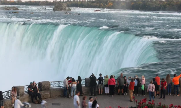 Thác Niagara là ‘cái bẫy du lịch’ lớn nhất của Canada