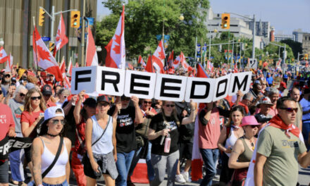 Chưa đến một nửa số người Canada nghĩ rằng chính phủ tôn trọng các quyền và tự do
