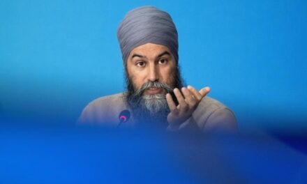 Singh từ chối cho biết liệu Chính phủ NDP có giữ thuế carbon hay không