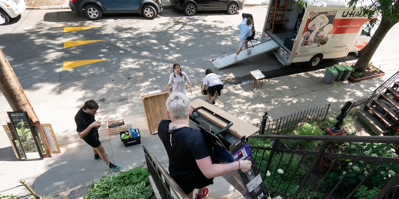 ‘Bức tranh ảm đạm’: Ngày chuyển nhà ở Quebec chứng kiến ​​hàng loạt người thuê nhà vẫn săn tìm nhà mới