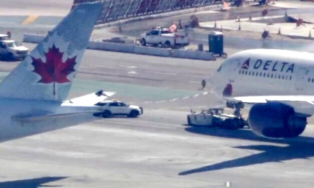 Máy bay Delta va chạm với phi cơ Air Canada tại sân bay Los Angeles, không có người bị thương