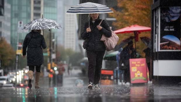 Tàn dư của bão Isaias sẽ mang đến những cơn mưa rải rác cho Toronto vào cuối tuần Lễ Tạ ơn này